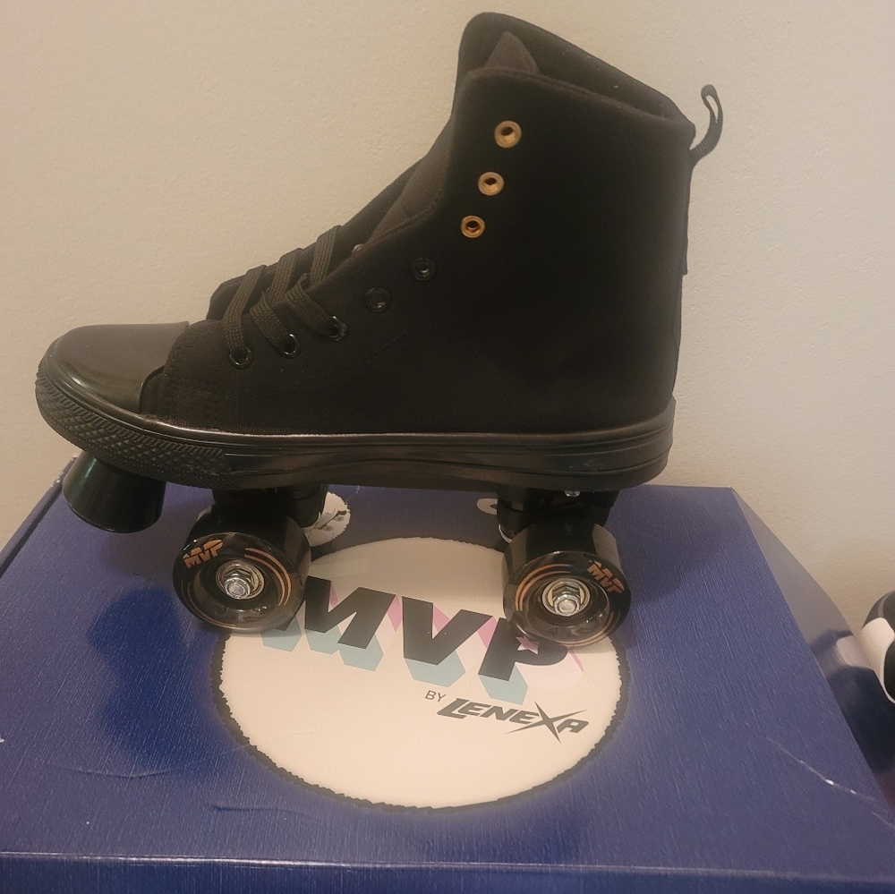 Young Adult MVP Skates Size 10